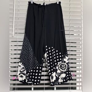 #6)  Vanity  Beautiful Crop pants (or Capri) Size Medium